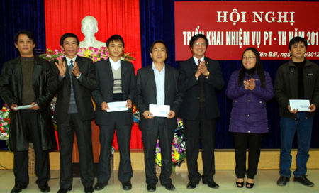 Lãnh đạo Hội Nhà báo và Đài PT - TH tỉnh trao thưởng cho nhóm tác giả đạt giải tại Liên hoan Truyền hình toàn quốc.  

